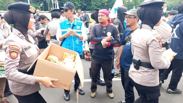 Polwan Polda Metro Bagikan Roti hingga Mineral untuk Massa Buruh